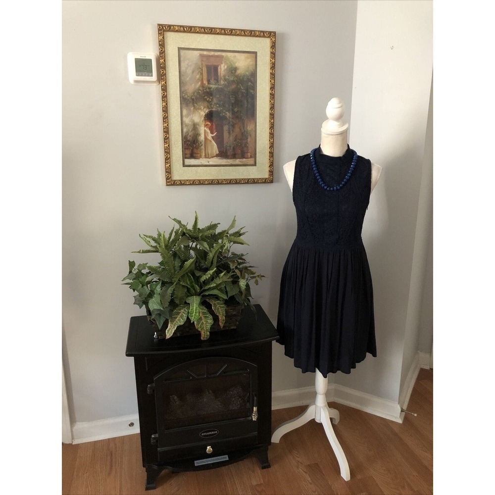 Xhilaration Lace Dress M Sleeveless Lined Keyhole Back Two Button Zipper Side